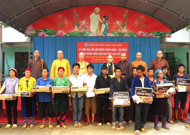 Giáo hội Phật giáo Việt Nam tặng quà người dân vùng tâm lũ Quản Bạ ảnh 1