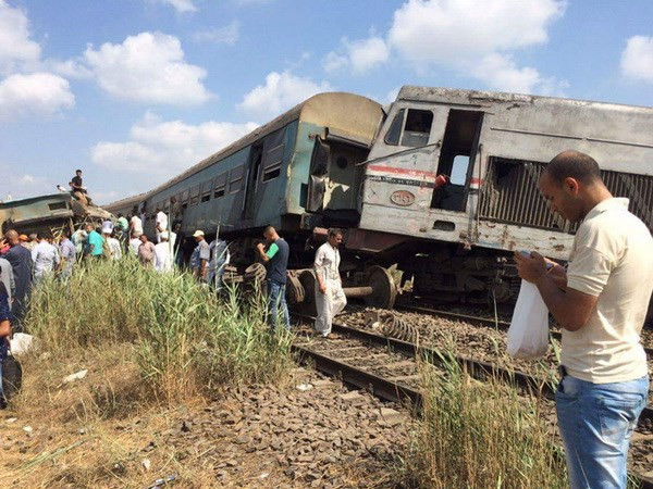 Trật bánh tàu chở khách tại Ai Cập, hơn 50 người bị thương ảnh 1