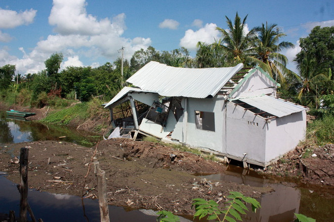 Đồng Nai khắc phục sự cố sạt lở bờ suối khiến nhà dân đổ sập ảnh 1