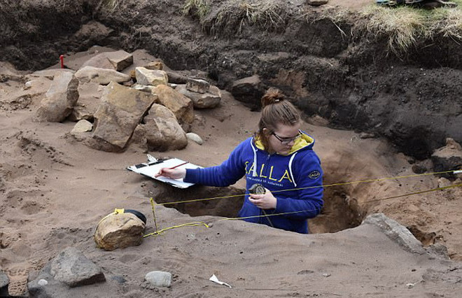 Tìm thấy đồng xu Anglo Saxon 1.100 năm tuổi và nhà dài của người Pict ảnh 4