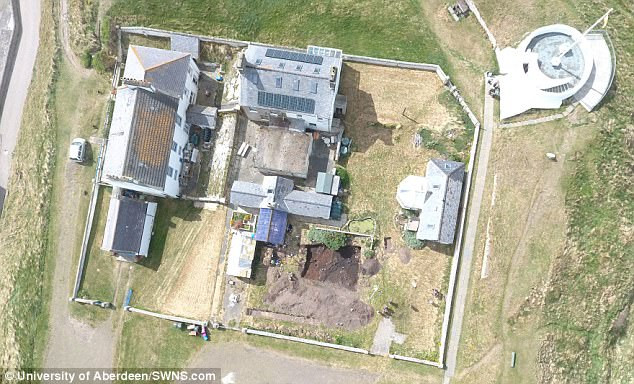 Tìm thấy đồng xu Anglo Saxon 1.100 năm tuổi và nhà dài của người Pict ảnh 2