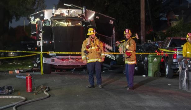 Mỹ: Nổ xe cảnh sát thu giữ pháo hoa, ít nhất 17 người bị thương ảnh 1