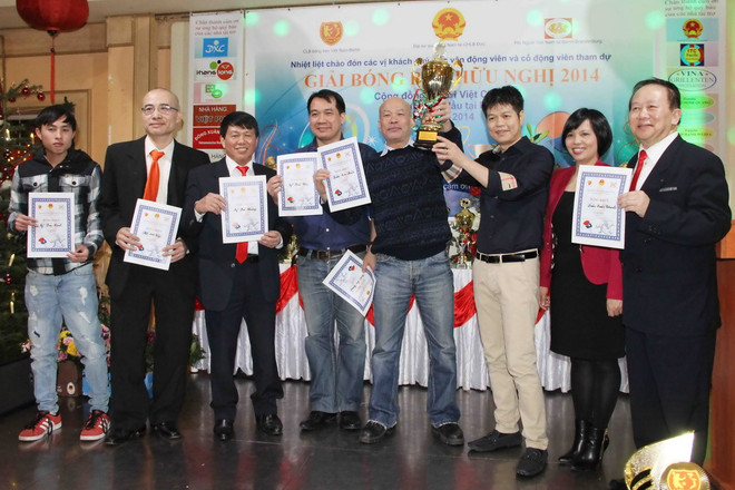 Giải bóng bàn Hữu nghị giúp gắn kết người Việt ở châu Âu ảnh 2