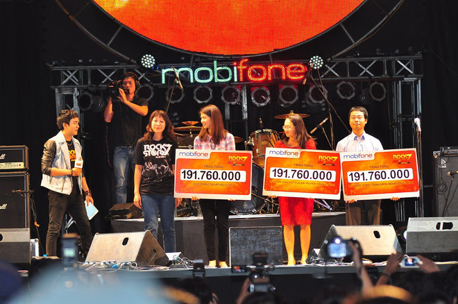 Trao từ thiện. MobiFone RockStorm7 mang đến TP. HCM bữa tiệc âm nhạc đa sắc ảnh 9