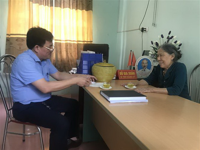 Vợ liệt sỹ gần 80 tuổi đạp xe lên xã ủng hộ tiền chống dịch COVID-19 ảnh 3