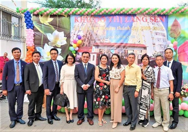 Đại sứ Nguyễn Anh Tuấn (thứ 5 từ trái qua) chụp ảnh lưu niệm với Ban quản trị Khu đô thị Làng Sen. (Ảnh: Dương Trí/TTXVN) Nỗ lực xây dựng cộng đồng người Việt tại Ukraine vững mạnh, đoàn kết ảnh 1