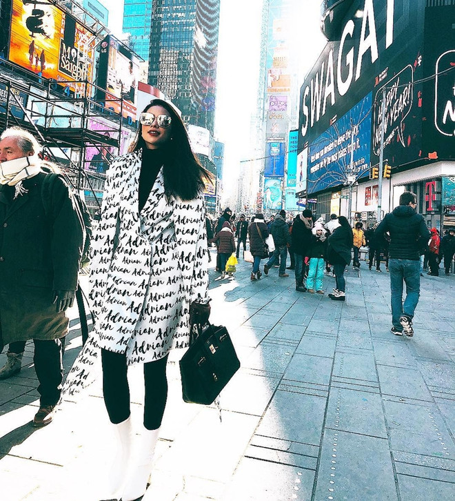 Dàn sao Việt lăngxê sắc đen kiêu kỳ trong tuần lễ đầu tiên của năm mới ảnh 7