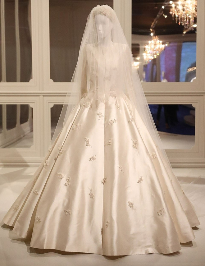 7 bộ váy cưới đình đám năm 2017 của sao Việt-Hàn, mỹ nhân Hollywood ảnh 12