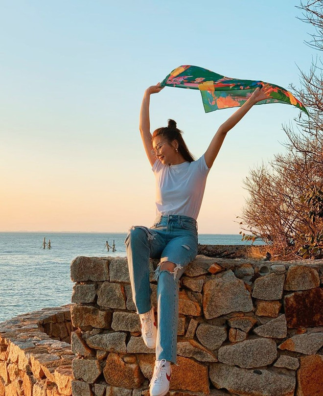 Hồ Ngọc Hà và dàn mỹ nhân Việt khoe street style du lịch đầu năm ảnh 17