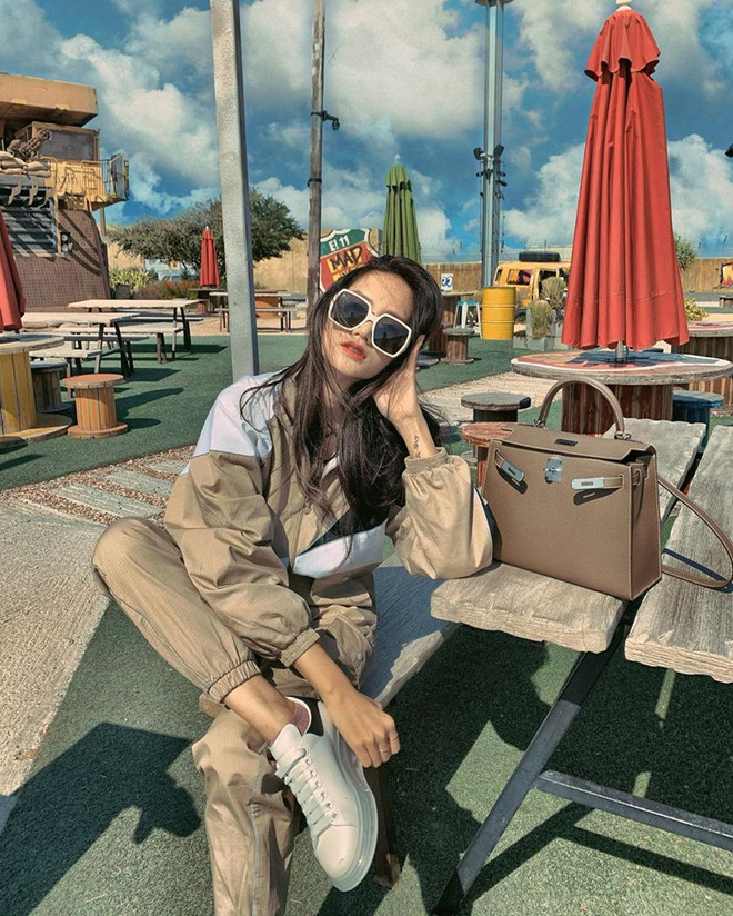 Hồ Ngọc Hà và dàn mỹ nhân Việt khoe street style du lịch đầu năm ảnh 5