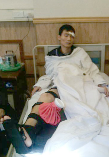 Cảnh sát cơ động bị đâm gãy chân khi chống đua xe sau trận AFF Cup ảnh 2