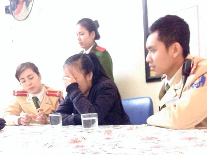 Cảnh sát giao thông giải cứu nữ sinh định nhảy cầu Chương Dương tự tử ảnh 1