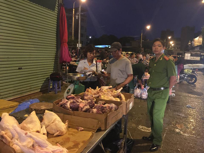 Hà Nội: Phát hiện tim lợn mốc xanh được bán công khai ngoài chợ ảnh 1