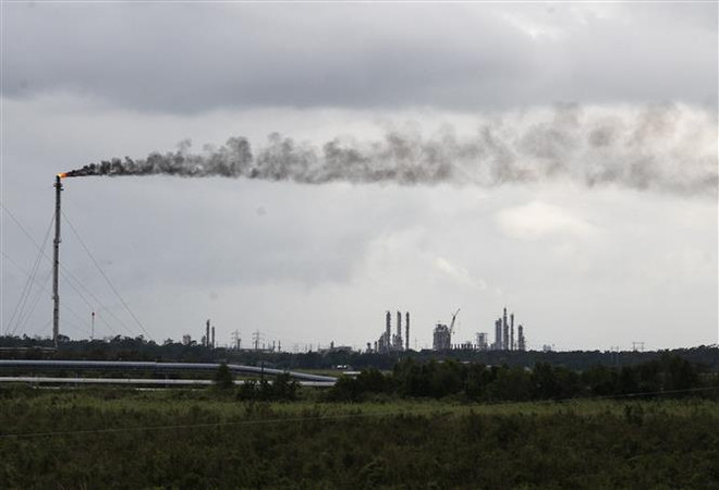 Khói phát thải ra từ một nhà máy lọc dầu gần Port Arthur, bang Texas, Mỹ. (Ảnh: AFP/TTXVN) IEA cảnh báo nguy cơ lượng khí thải toàn cầu tăng cao kỷ lục vào 2023 ảnh 1