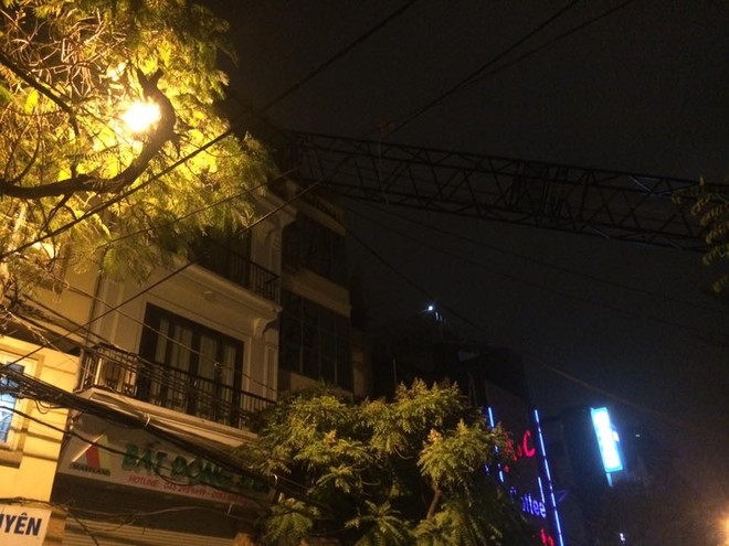 Tạm đình chỉ thi công công trình để cần cẩu sập vào nhà dân ảnh 1