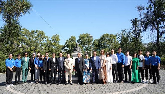 Đặt hoa tại tượng Bác Hồ ở Nga nhân kỷ niệm 76 năm Quốc khánh ảnh 1