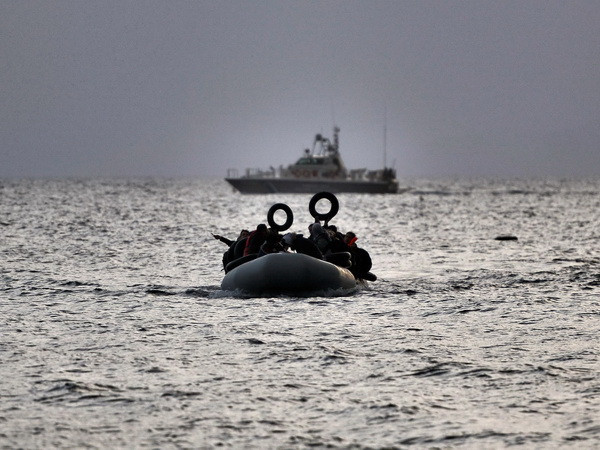 NATO hỗ trợ EU ngăn tàu buôn người trên biển Địa Trung Hải ảnh 1