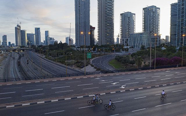 Quang cảnh vắng vẻ tại Tel Aviv. (Nguồn: AP) COVID-19: Cả đất nước Israel “đóng băng” trong ngày lễ Yom Kippur ảnh 1