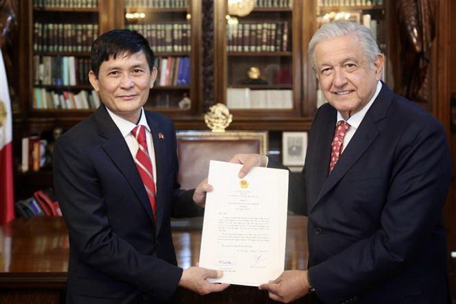 Đại sứ Việt Nam tại Mexico Nguyễn Hoành Năm trình Thư ủy nhiệm của Chủ tịch nước Nguyễn Xuân Phúc lên Tổng thống Andrés Manuel López Obrado. (Ảnh: TTXVN phát) Tổng thống Mexico coi trọng quan hệ hữu nghị và hợp tác với Việt Nam ảnh 1