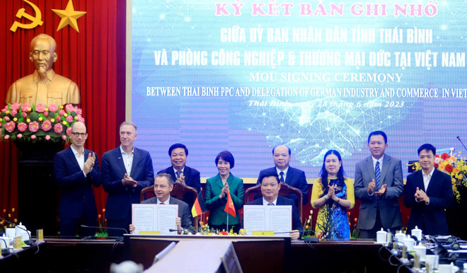 Ủy ban Nhân dân tỉnh Thái Bình và Phòng Công nghiệp và Thương mại Đức tại Việt Nam ký kết biên bản ghi nhớ hợp tác đầu tư. (Ảnh: Thế Duyệt/TTXVN) Hỗ trợ, kết nối doanh nghiệp Đức tìm hiểu cơ hội hợp tác tại Thái Bình ảnh 2