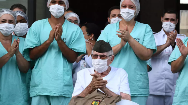 Cụ ông người Brazil tuổi 99 xuất viện sau khi đánh bại COVID-19 ảnh 1