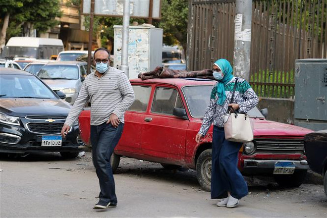 Người dân đeo khẩu trang nhằm ngăn chặn sự lây lan của dịch COVID-19 tại Cairo, Ai Cập. (Ảnh: THX/TTXVN) IMF cảnh báo gia tăng nợ công và thất nghiệp tại Trung Đông, Bắc Phi ảnh 1