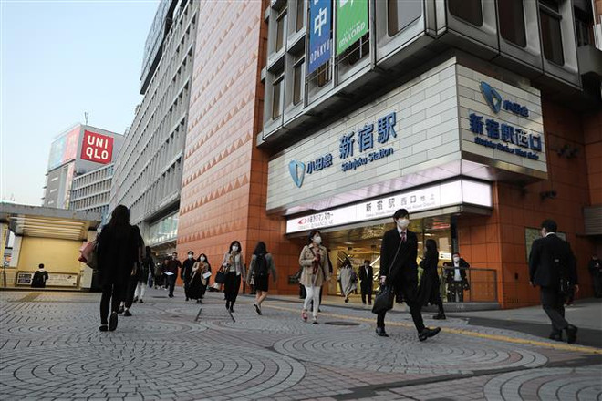 Người dân di chuyển trên đường phố tại Tokyo, Nhật Bản. (Ảnh: THX/TTXVN) Nhật xem xét hỗ trợ 933 USD cho mỗi người dân không phân biệt thu nhập ảnh 1