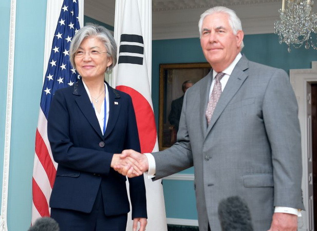Ngoại trưởng Kang Kyung-wha ( trái) và người đồng cấp Mỹ Rex Tillerson. (Nguồn: english.hani.co.kr) Hàn Quốc, Mỹ thảo luận các bước tiếp theo sau đàm phán liên Triều ảnh 1