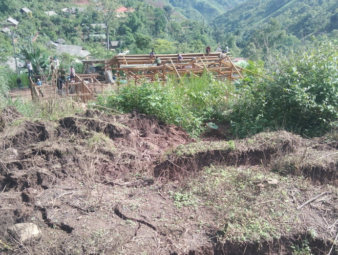 Điện Biên di dời khẩn cấp 26 hộ dân trước nguy cơ sạt lở, sụt lún ảnh 1