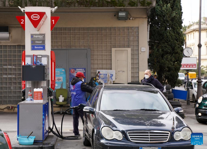 Italy hạ dự báo tăng trưởng do giá năng lượng tăng vọt ảnh 1