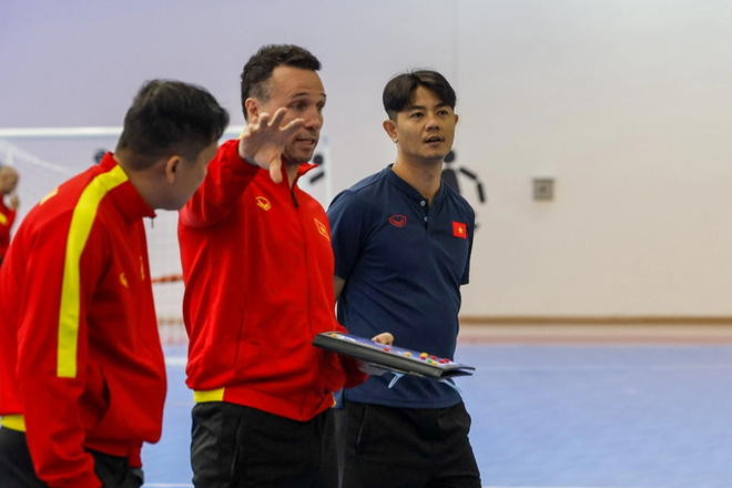 Huấn luyện viên Diego Giustozzi (giữa). (Ảnh: VFF) Huấn luyện viên Diego Giustozzi muốn futsal Việt Nam cải thiện hơn ảnh 1