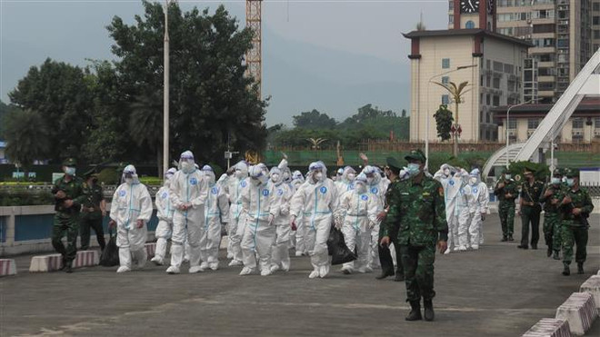 Lào Cai tiếp nhận 110 công dân Việt Nam do Trung Quốc trao trả ảnh 1