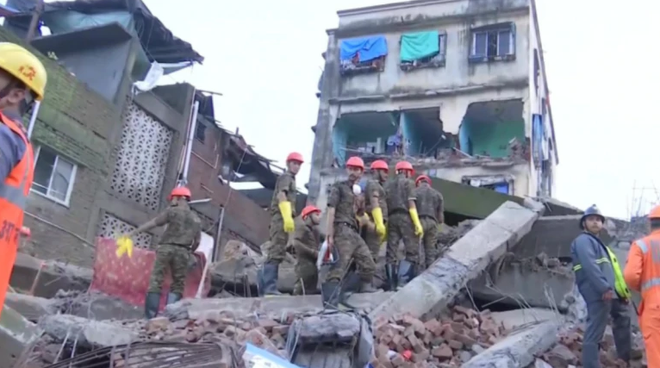 Sập nhà ở Ấn Độ khiến 5 người thương vong, nhiều người mắc kẹt ảnh 1