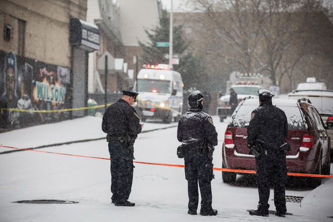 Bắt hai nghi can trong vụ nổ súng vào cảnh sát New York ảnh 1