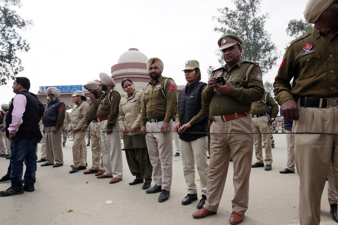 Pakistan trao trả trung tá phi công Ấn Độ bị bắt giữ tuần trước ảnh 1