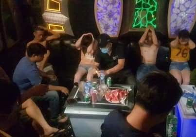 Các đối tượng bị bắt quả tang sử dụng ma túy trong "động lắc" trá hình. (Ảnh: Công an thành phố Hà Nội) Phớt lờ quy định giãn cách xã hội, 11 thanh niên tụ tập "bay lắc" ảnh 2