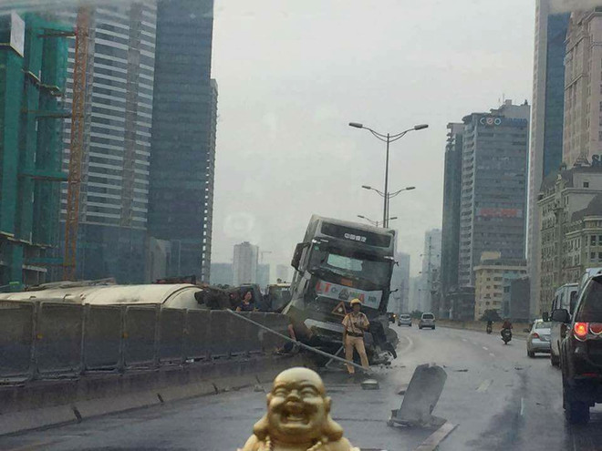 Hà Nội: Xe bồn lật ngang, đường trên cao ùn tắc cục bộ ảnh 1