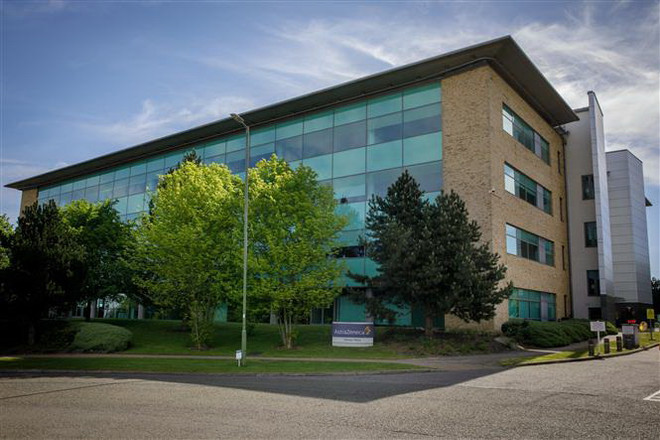 Trụ sở hãng dược AstraZeneca tại Luton, Anh. (Ảnh: THX/TTXVN) Đức cảnh báo hành động pháp lý với việc chậm giao vắcxin COVID-19 ảnh 1