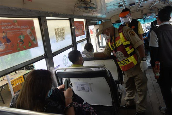 COVID-19: Hàn Quốc giãn cách hết Tết, dân Thái Lan muốn tiêm phòng ảnh 2