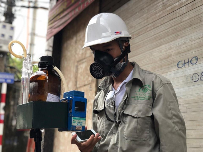 Các kỹ sư đo đạc, quan trắc tại Rạng Đông. (Ảnh: Sơn Bách/Vietnam+) Cháy kho Rạng Đông: Chưa phát hiện thủy ngân trong các mẫu đất ảnh 1