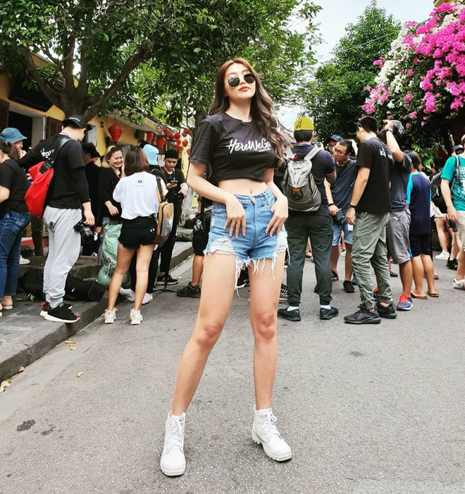 Những điểm sáng trong “bản tin” street style của mỹ nhân Việt ảnh 12