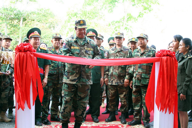 Quân đoàn 4 hỗ trợ tài chính xây dựng bệnh xá tại Campuchia ảnh 3