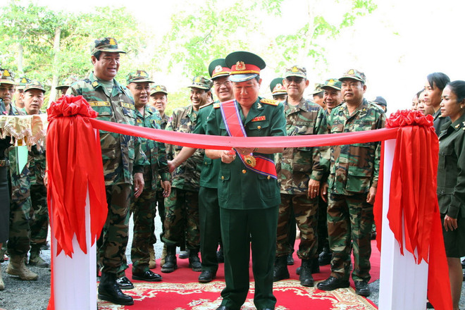 Quân đoàn 4 hỗ trợ tài chính xây dựng bệnh xá tại Campuchia ảnh 2