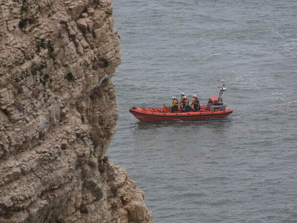 Một máy bay trực thăng rơi ở ngoài khơi Vương quốc Anh ảnh 1