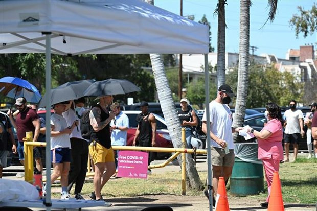 Một điểm tiêm vaccine phòng bệnh đậu mùa khỉ ở Los Angeles, bang California (Mỹ), ngày 27/7/2022. (Ảnh: AFP/TTXVN) Bệnh đậu mùa khỉ không còn là tình trạng khẩn cấp y tế toàn cầu ảnh 1