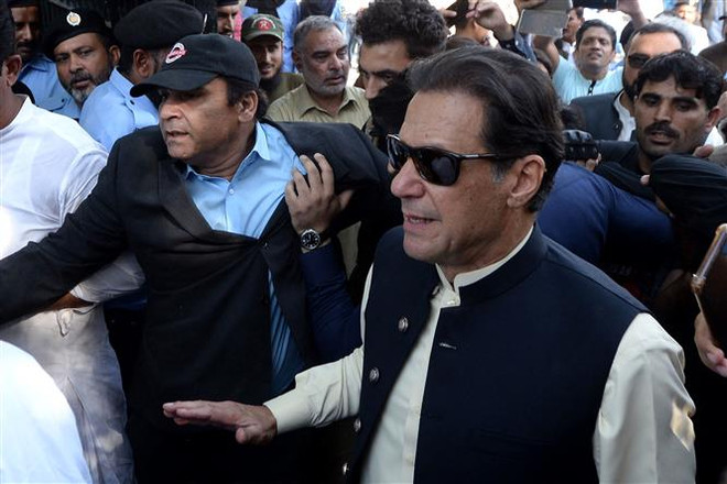 Cựu Thủ tướng Pakistan Imran Khan. (Ảnh: AFP/TTXVN) Pakistan: Tòa án cho phép Cựu Thủ tướng Imran Khan tại ngoại 2 tuần ảnh 1