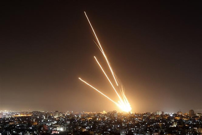 Rocket được phóng từ Dải Gaza xuống lãnh thổ Israel ngày 10/5. (Ảnh: AFP/TTXVN) Thủ tướng Israel triệu tập cuộc họp khẩn cấp với các quan chức an ninh ảnh 1