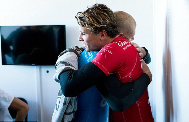 VĐV lướt sóng nổi như cồn nhờ sống sót sau khi bị cá mập tấn công ảnh 2