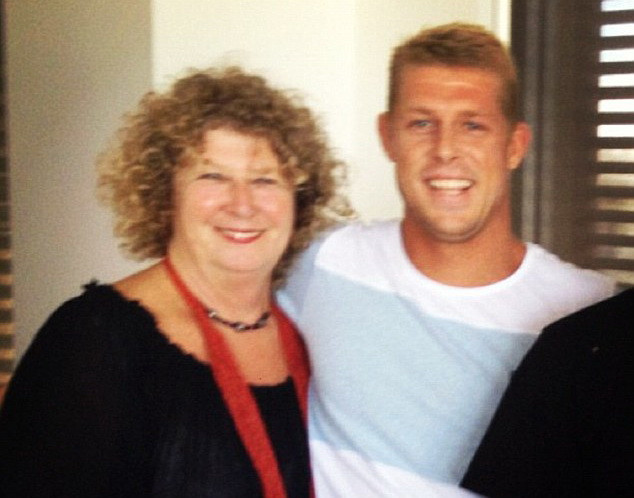 VĐV lướt sóng nổi như cồn nhờ sống sót sau khi bị cá mập tấn công ảnh 3