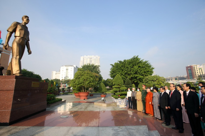 TP. HCM: Dâng hương Chủ tịch Hồ Chí Minh, Chủ tịch Tôn Đức Thắng ảnh 1